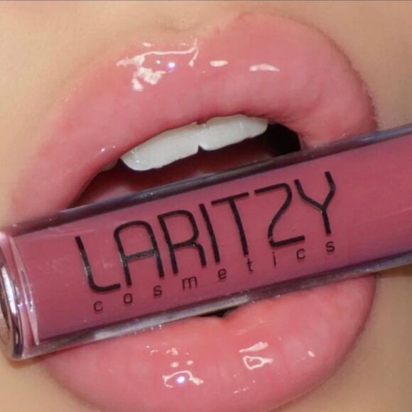 $7βπβ LARITZY Lip Gloss In Shade CURVE Nude Pink FULL SZβNEW - Picture 4 of 6